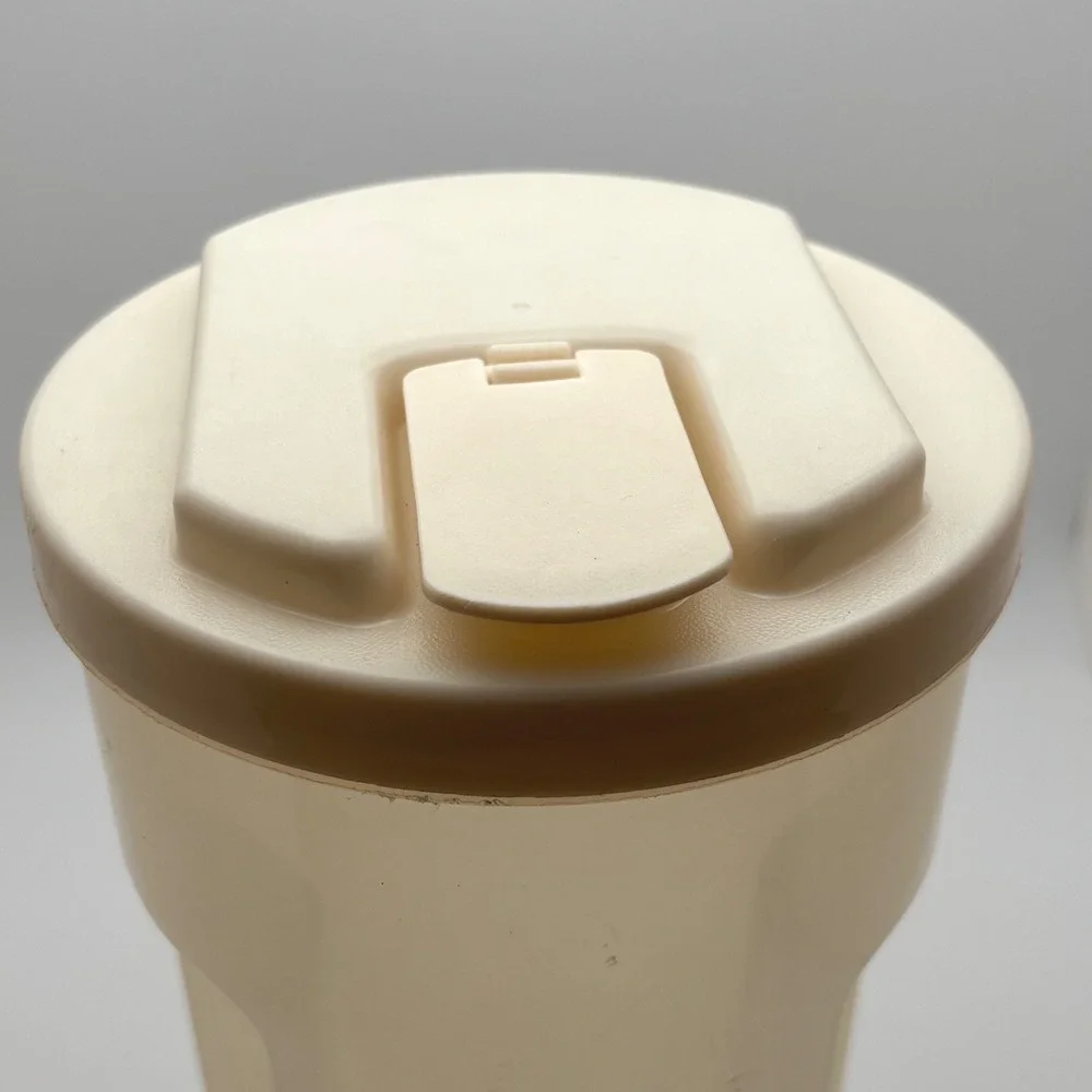 Rubbermaid Servin Saver 2 Quart Pitcher Almond Snap Top Lid Vintage 0038‎ 1.9L